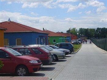 Holiday Village Szenc Kültér fotó